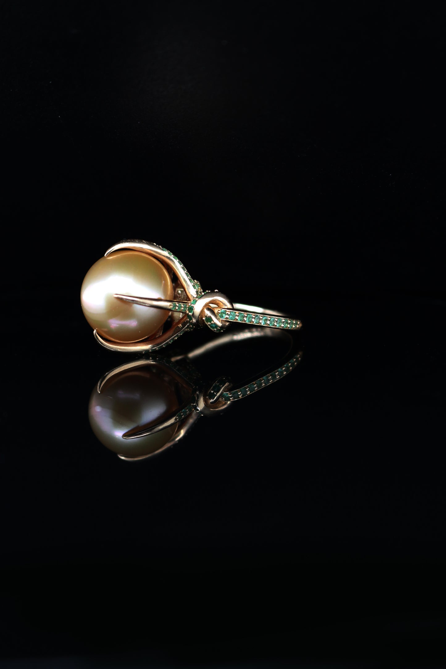 One of a Kind Golden South Sea Pearl & Emerald Forget Me Knot Ring in 18ct Yellow gold