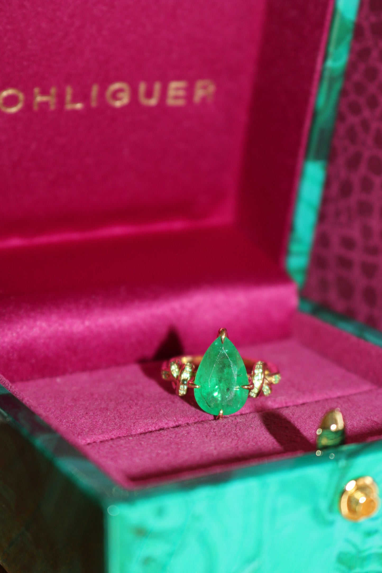 3ct Pear Cut Emerald Forget Me Knot Emerald ring with Emeralds in 18ct yellow gold