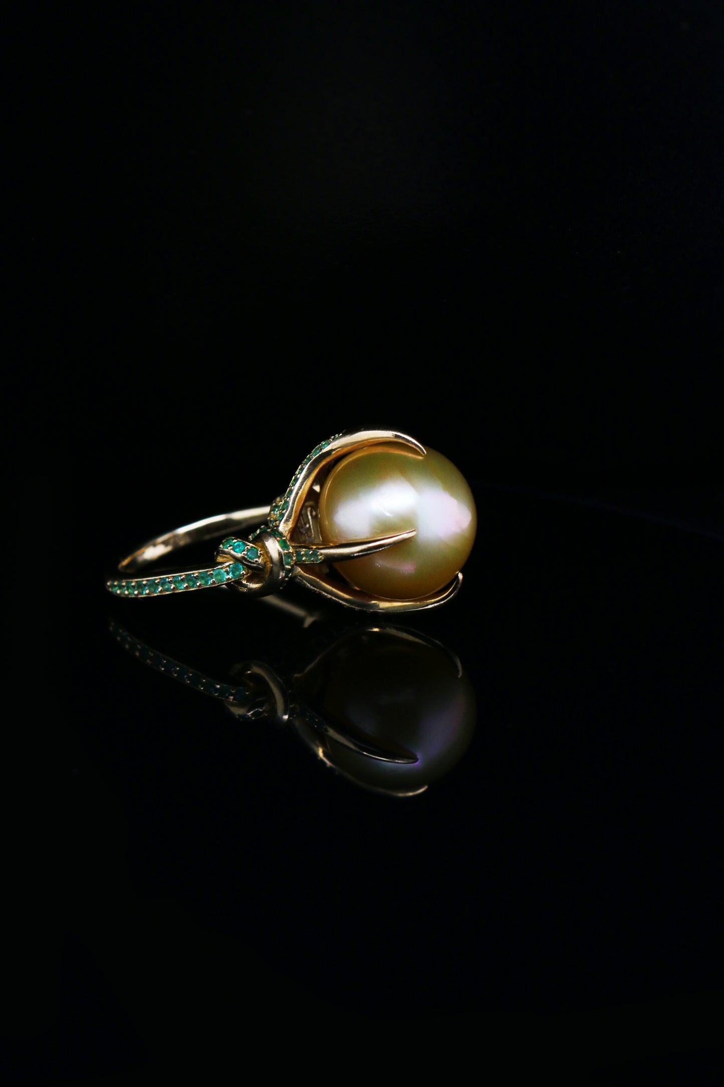 One of a Kind Golden South Sea Pearl & Emerald Forget Me Knot Ring in 18ct Yellow gold