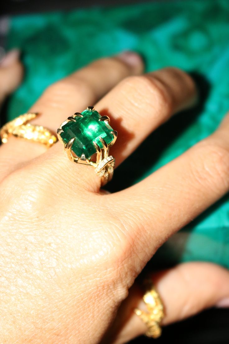 10ct Reef Knot Emerald ring with diamonds