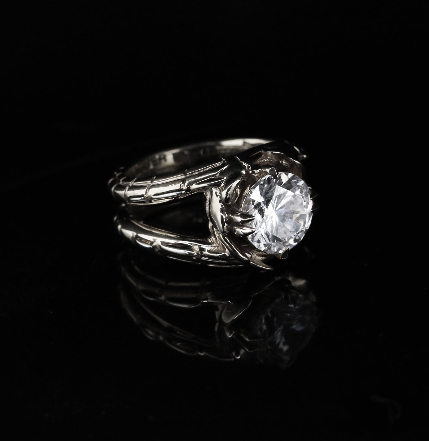 Croc Tail Eclipse Ring With Round Brilliant Cut Diamond