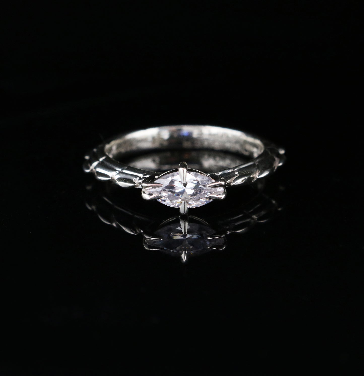 Marquis Croc Tail Horizontal set in 18ct White Gold