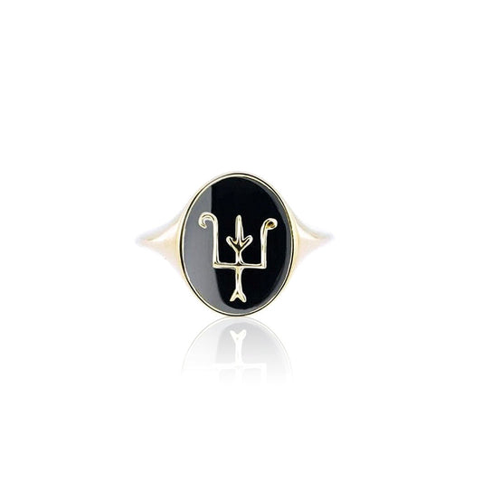 Namesake Signet ring in Onyx and 18ct Yellow gold