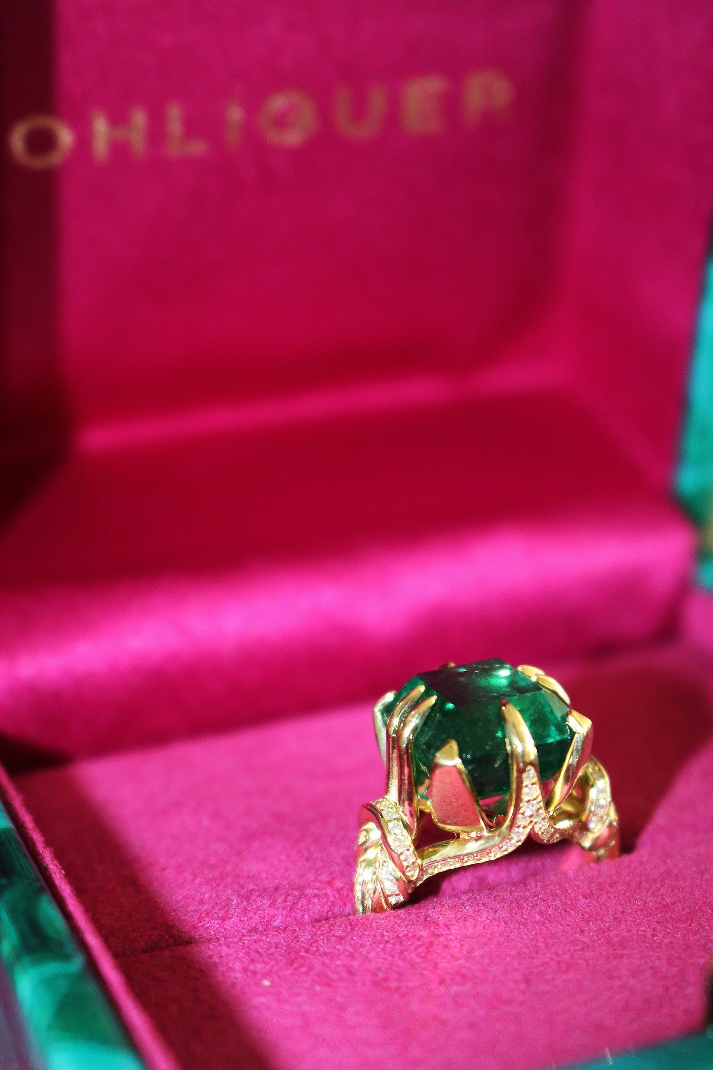 10ct Reef Knot Emerald ring with diamonds